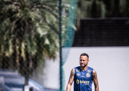 Neymar treina sem proteção na coxa novamente e anima Santos para estreia no Brasileirão
