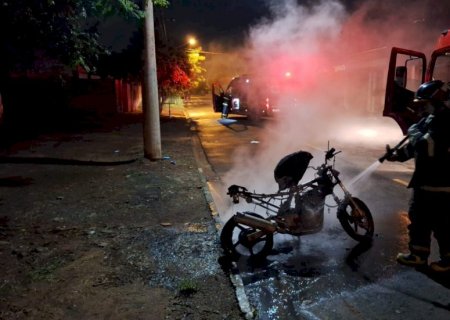 Marido é suspeito de incendiar a moto da própria esposa em Caarapó