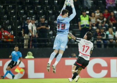 São Paulo vence duelo direto contra o Libertad e assume a liderança do Grupo D. Já o Botafogo acabou derrotado pelo Estudiantes, na Argentina
