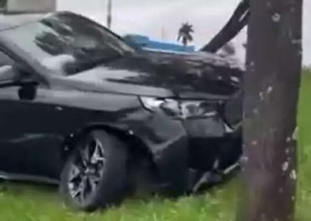 BMW sobe em canteiro da Afonso Pena ao colidir com outro ve&iacute;culo