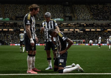 Após primeiro gol, Patrick se emociona e dá camisa para psicóloga do Atlético-MG