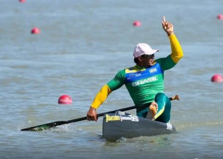 Isaquias Queiroz garante ouro na Copa do Mundo de canoagem velocidade