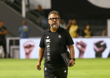 Cleber Xavier indica momento de alerta e traça prioridade no Santos: "Sair dessa situação"