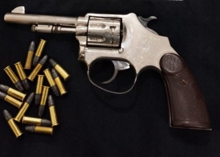 Homem é preso em flagrante após ostentar arma de fogo em locais públicos