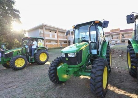 Munic&iacute;pios de MS s&atilde;o contemplados com 14 tratores para agricultura familiar