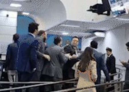 Vereador &eacute; contido em sess&atilde;o com gritos e confus&atilde;o