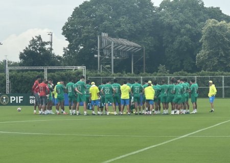 Abel tem papo com grupo e conta com Paulinho de olho no Chelsea