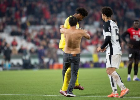 Súmula cita agressão de torcedor a Hugo Souza em Athletico-PR x Corinthians: "Empurrão"