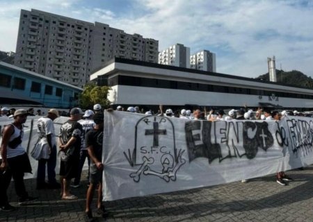 Torcida do Santos invade CT Rei Pelé dois dias após goleada histórica no Brasileirão