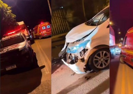 Esfaqueado nove vezes, motorista de aplicativo pede socorro e bate em carreta