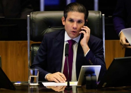 Enquanto Bolsonaro é julgado no STF, pauta da anistia está voando no Congresso