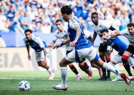 Kaio Jorge brilha, Cruzeiro vence o Vit&oacute;ria e segue na cola dos l&iacute;deres