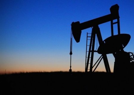 Petróleo sobe mais de 20% após tensão no Oriente Médio