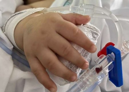Mesmo com plano de sa&uacute;de, m&atilde;e de beb&ecirc; com bronquiolite luta por leito de CTI