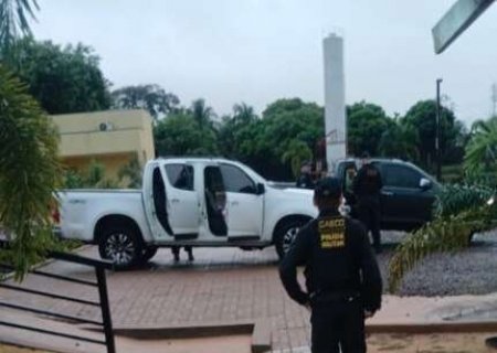Viaturas ocupam &Aacute;gua Clara e movimentam endere&ccedil;os ligados &agrave; gest&atilde;o municipal